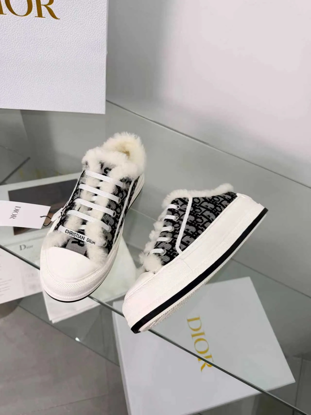 Men's men's shoes pP540! 𝐃𝐈𝐎𝐑 𝐖𝐚𝐥𝐤'𝐧 Dior Presbyopia Embroidery Wool Thick Sole Canvas Shoes Casual Sneakers (Half Flop) These Walk'n'Dior thick sole sneakers are a fashionable piece that elevates the collection. Oblique printed cotton embroidered upper with comfortable platform sole, tongue and Christian Dior Paris signature laces. Bottom thickness 4.5CM Size: Women's 35-41